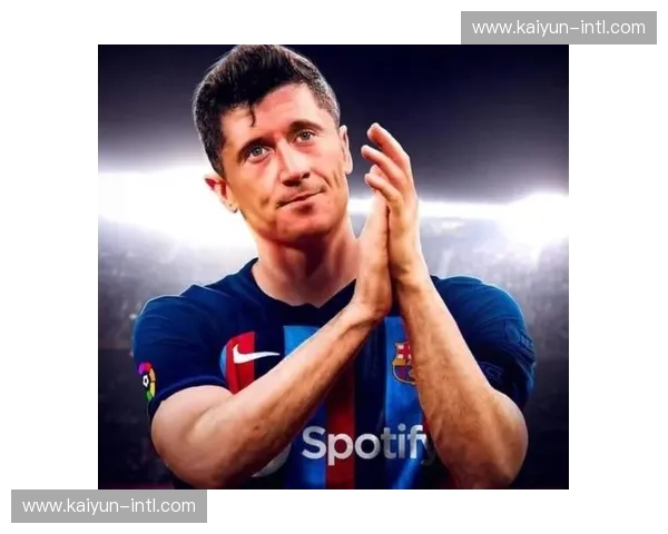 穆里奇幽默回应莱万对比:自称难与神锋相提并论 穆里奇幽默回应莱万对比:自称难与神锋相提并论